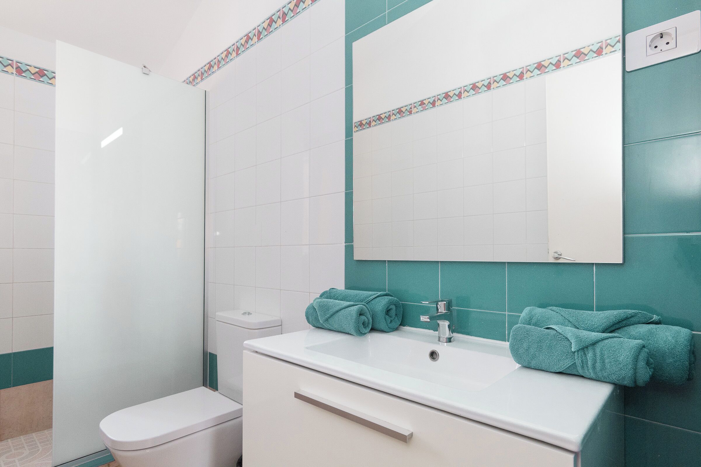 Dobbeltværelse - balkon - udsigt til have | Badeværelse | Bruser, håndklæder, Toiletpapir