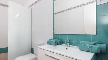 Dobbeltværelse - balkon - udsigt til have | Badeværelse | Bruser, håndklæder, Toiletpapir