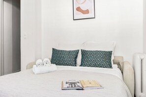 City Apartment, 1 Double Bed with Sofa bed, Non Smoking, City View - Bright Parisian 1BR by Champs (Paris)