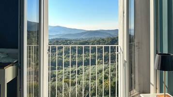 Deluxe House, Valley View | Blackout curtains, soundproofing, iron/ironing board, free WiFi