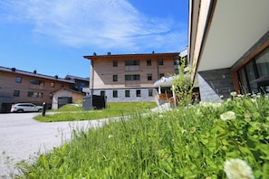 Ein modernes Gebäude mit flachem Dach, zahlreichen Fenstern und einer sichtbaren Garage.