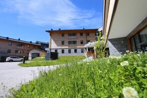 Ein Wohngebäude mit Flachdach, mehreren Fenstern und einer sichtbaren Garage.