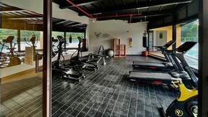 A gym with treadmills, stationary bikes, and weights. - Rioverde Living suites- Apartahotel (Antioquia)