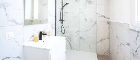 Shower, hair dryer, bidet, towels