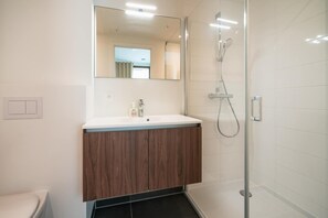 Shower, towels - Elegant City Hub for 8 with Terrace (Antwerp Center)