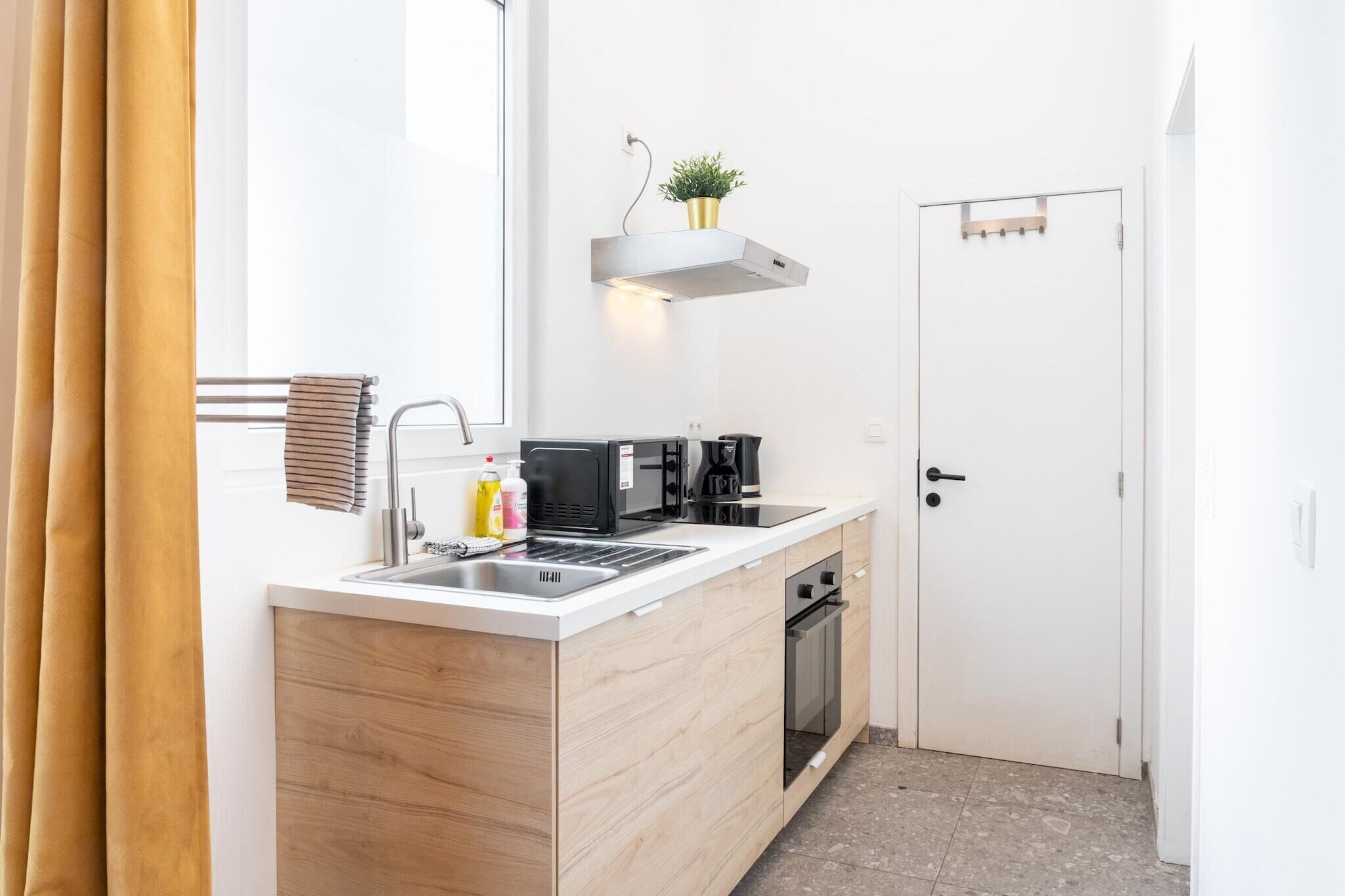 Een koelkast, een microgolfoven, een oven, een kookplaat