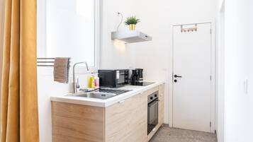 Een koelkast, een microgolfoven, een oven, een kookplaat