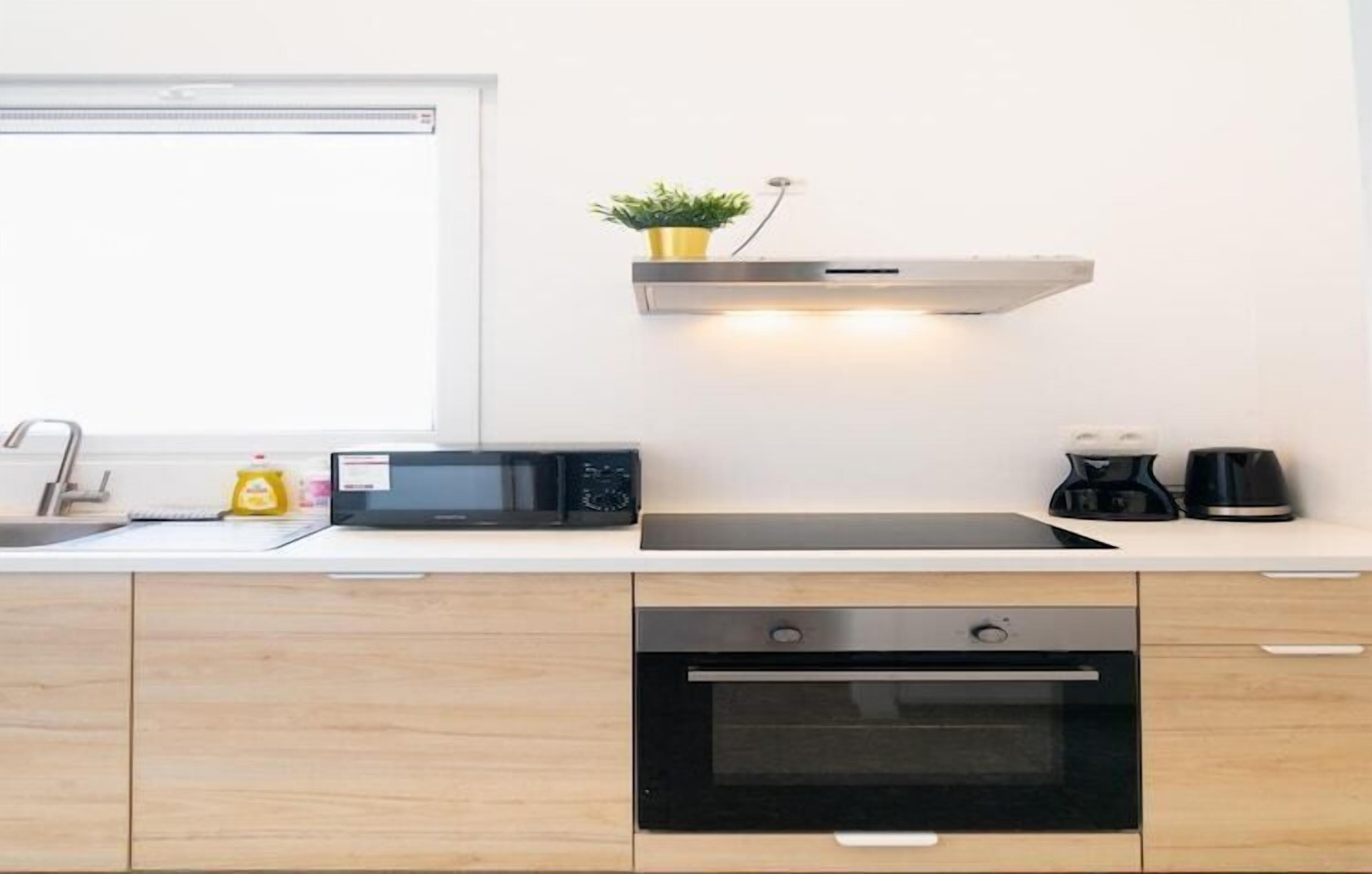 Réfrigérateur, micro-ondes, four, plaque de cuisson