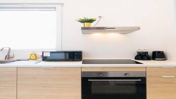 Réfrigérateur, micro-ondes, four, plaque de cuisson