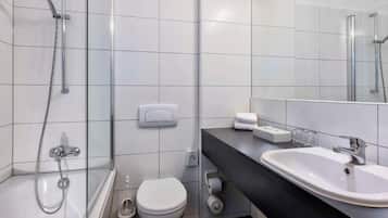 Un bagno moderno con vasca, doccia, water e lavandino.