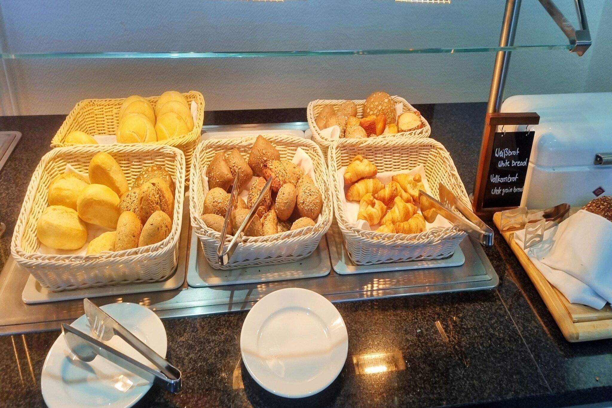 Ein Buffet mit Brotkörben und Gebäck.