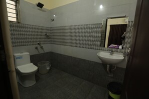 Deluxe Double Room | Bathroom - Classique Inn (Thiruvananthapuram)