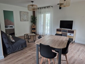 Dining - Gîte La Boiseline, for a relaxing stay in a peaceful setting. (Labastide-de-Virac)