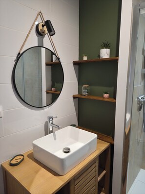 Bathroom - Vrbo Property (Labastide-de-Virac)