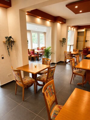 Tägliches Frühstücksbuffet gegen Gebühr