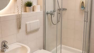 Deluxe-Doppelzimmer | Badezimmer | Dusche, Haartrockner, Handtücher, Seife