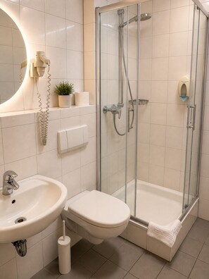 Habitación doble Deluxe | Baño | Regadera, secadora de cabello, toallas, jabón
