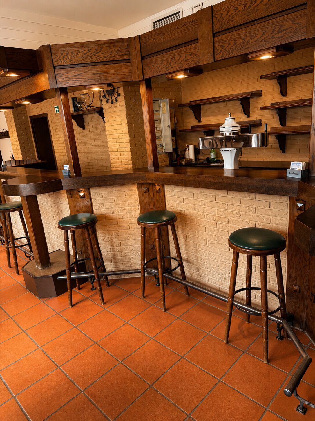 2 Bars/Lounges