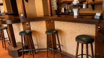 2 Bars/Lounges