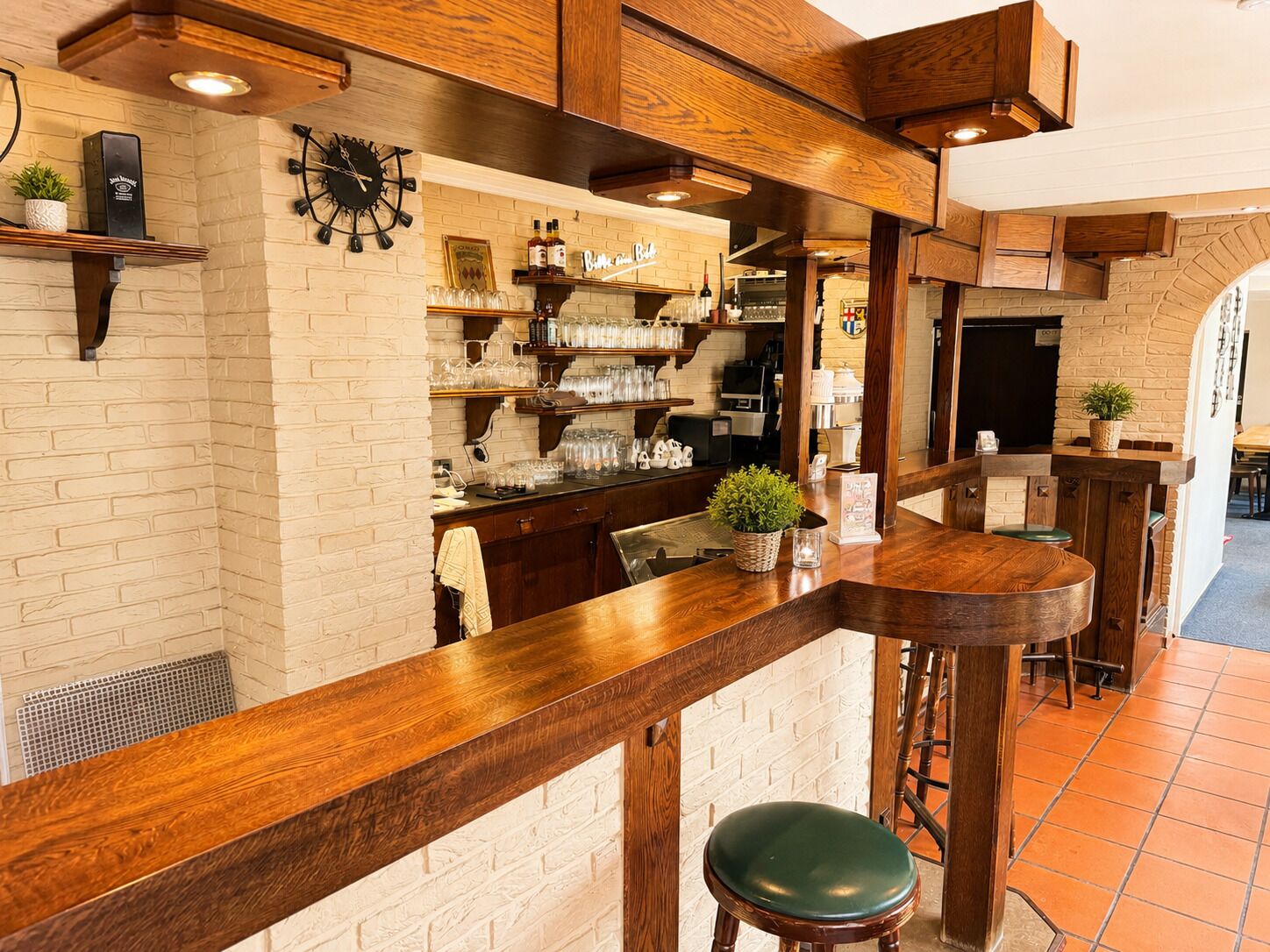 2 Bars/Lounges