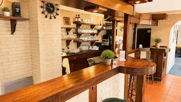 2 Bars/Lounges