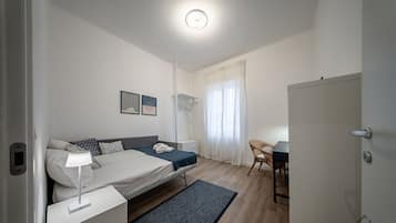 Schreibtisch, Bügeleisen/Bügelbrett
