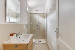 Shower, bidet - Apartment with sea view terrace and air conditioning (Castelsardo)