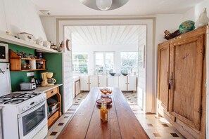 Fridge, oven, stovetop, dishwasher - Cozy holiday home near the sea in Porspoder (Porspoder)