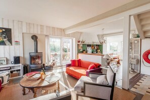 Smart-TV, Kamin, Tischtennisplatte