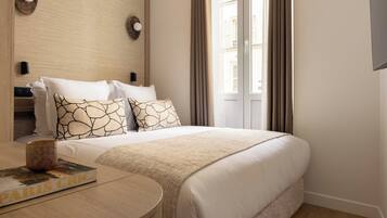 Escritorio, tabla de planchar con plancha, internet y ropa de cama