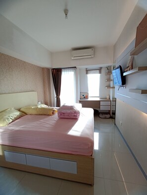Business Double Room | Individually decorated, individually furnished, desk, laptop workspace