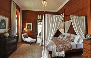 Tabla de planchar con plancha, wifi, ropa de cama