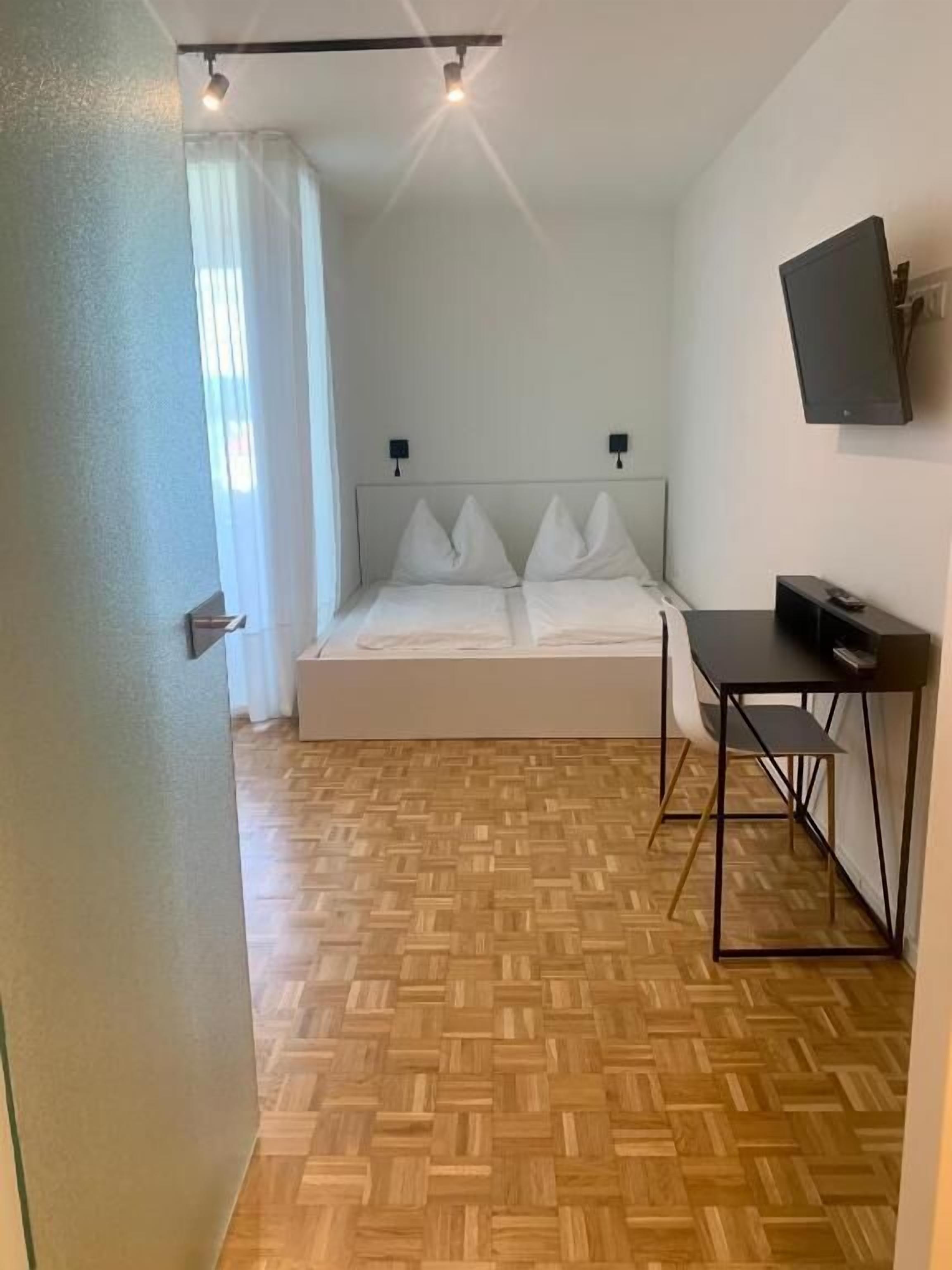 Comfort Studio, 1 Queen Bed, Balcony | Living area