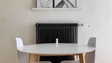 Comfort Studio, 1 Queen Bed, Balcony | In-room dining