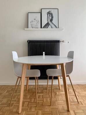 Comfort Studio, 1 Queen Bed, Balcony | In-room dining - Appartement 509 (Klagenfurt am Wörthersee)