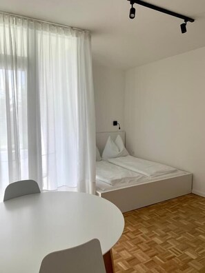 Comfort-studio, 1 keskisuuri parisänky, parveke | Oleskelualue | 50–tuumainen taulutelevisio, jossa kaapelikanavat