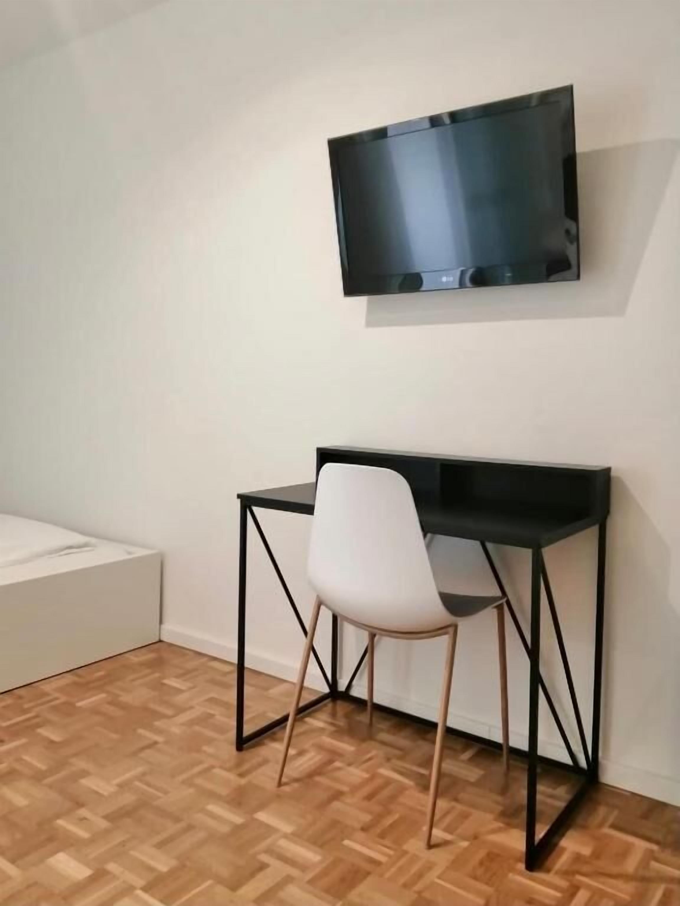 Studio Comfort, 1 Tempat Tidur Queen, balkon | Area keluarga | Televisi layar datar 50-inci dengan saluran TV kabel