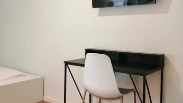 Studio Comfort, 1 Tempat Tidur Queen, balkon | Area keluarga | Televisi layar datar 50-inci dengan saluran TV kabel
