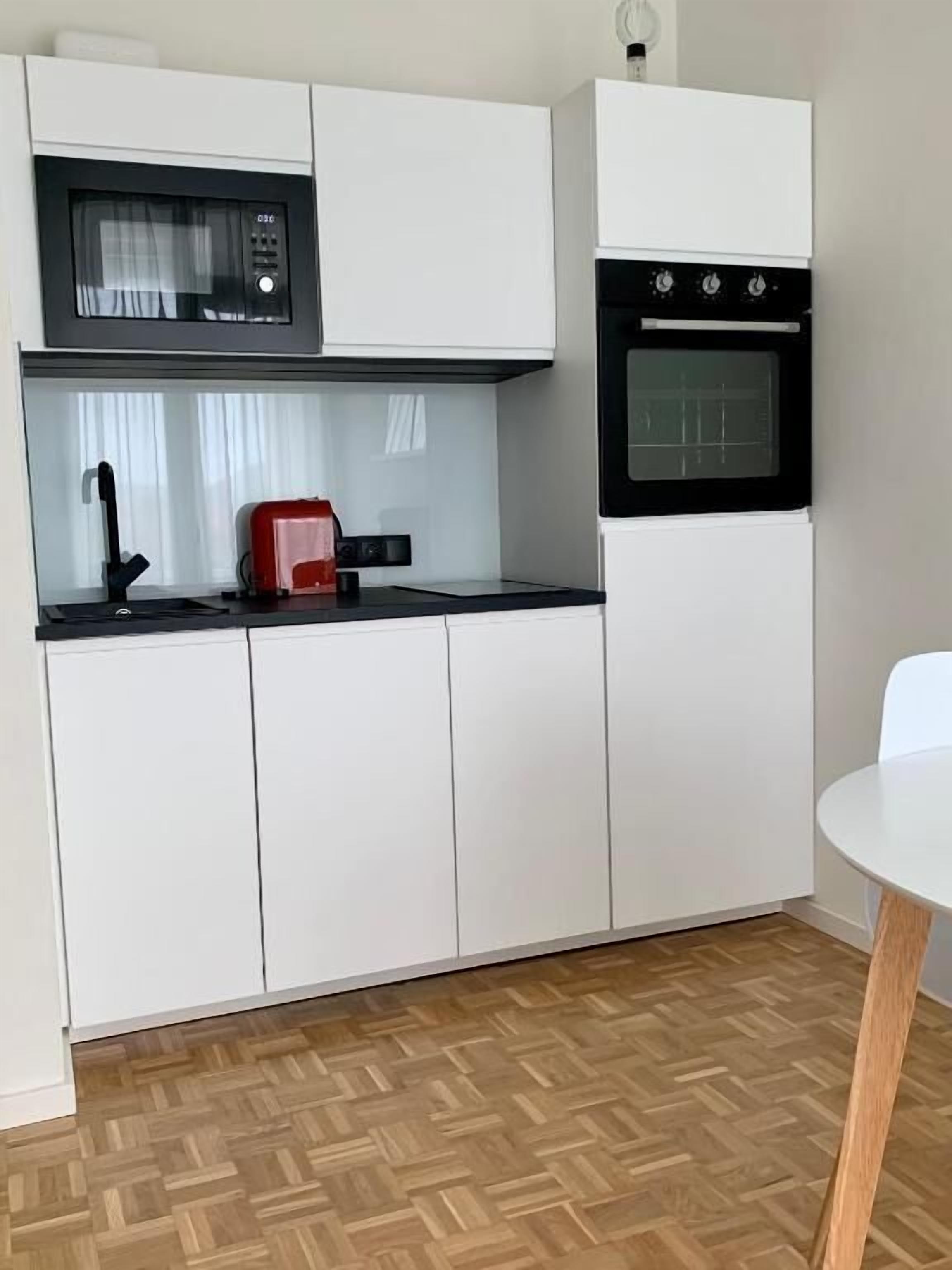 Comfort Studio, 1 Queen Bed, Balcony | Private kitchen