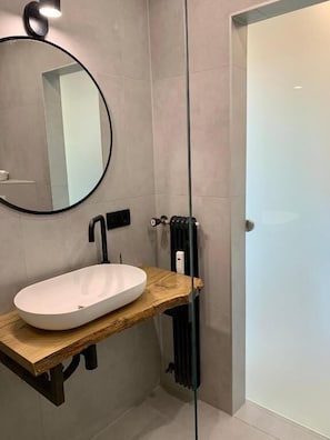 Comfort Studio, 1 Queen Bed, Balcony | Bathroom - Appartement 509 (Klagenfurt am Wörthersee)