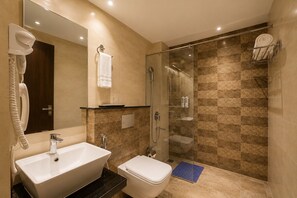 Deluxe-Doppelzimmer | Badezimmer | Hausschuhe, Handtücher, Seife, Shampoo