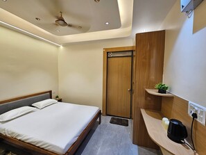 Room - Studio HS Modern 2BR Dual AC 65" TV Full Amenities (Prayagraj)
