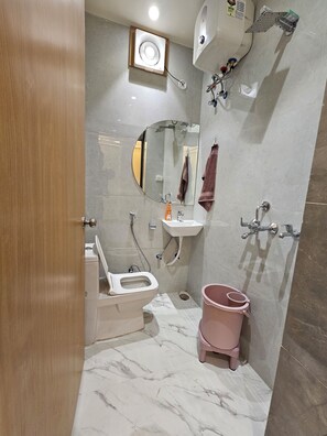 Bathroom - Studio HS Modern 2BR Dual AC 65" TV Full Amenities (Prayagraj)