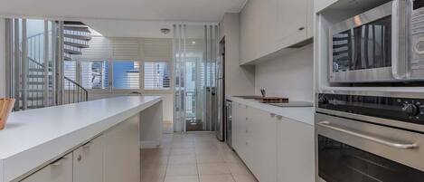 Refrigerador, horno, tostadora y utensilios de cocina