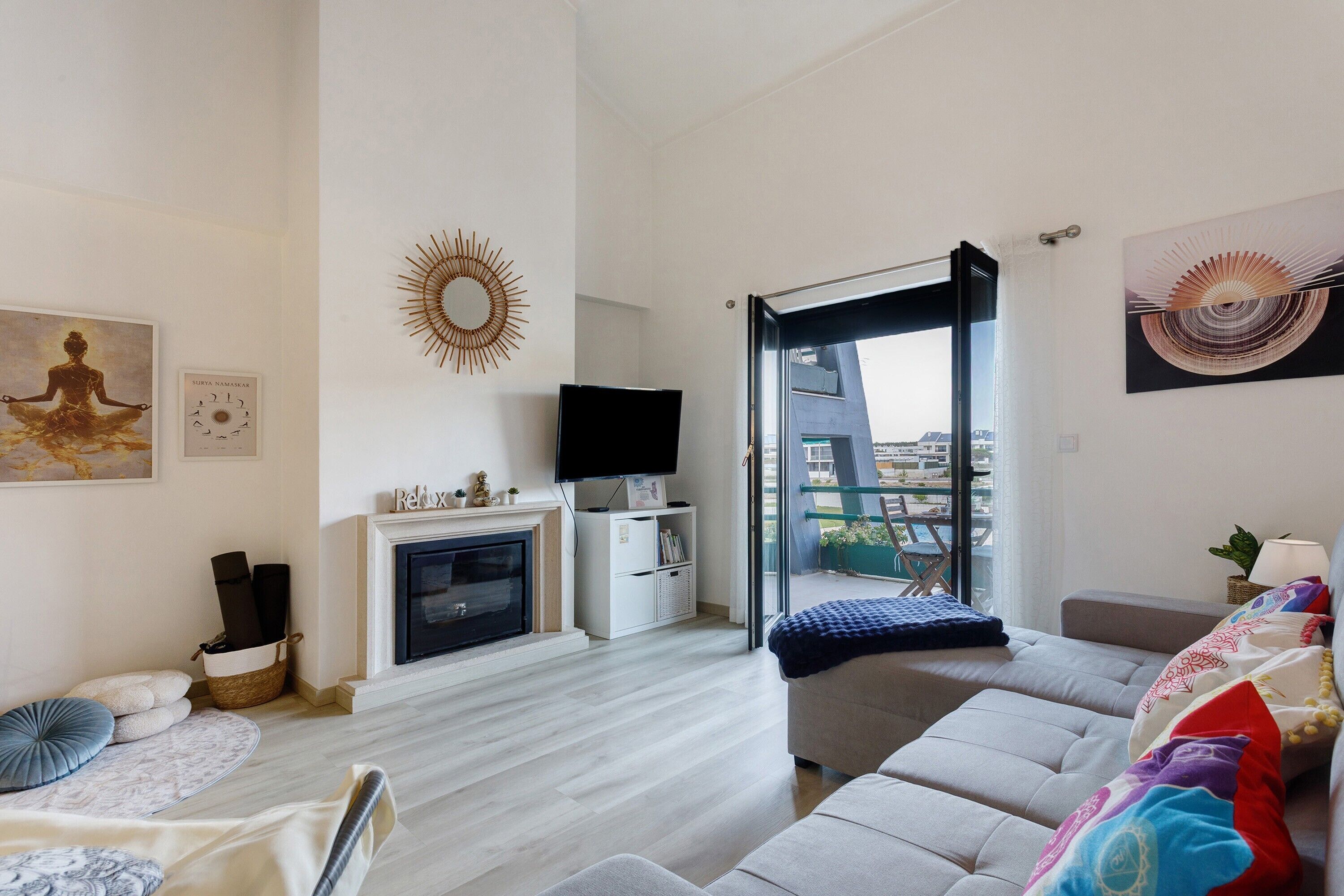 TV, fireplace