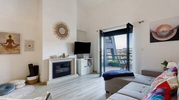 TV, fireplace