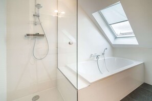 Bathroom - 2-bedroom Apartment in Central Location (Antwerp)