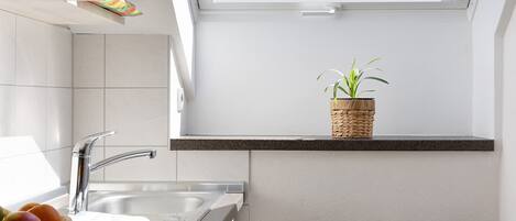 Réfrigérateur, un four, surface de cuisson, lave-vaisselle