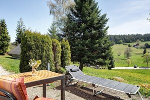 Outdoor dining - Bright Brend Apartment with Private Terrace and Green Views (Schönwald im Schwarzwald)
