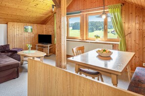 TV, stereo - Bright Kandel Apartment on Farm with Green Views (Schönwald im Schwarzwald)